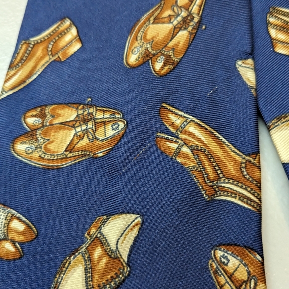 Vintage Kenneth Cole silk tie with all over shoe design. - Picture 3 of 5